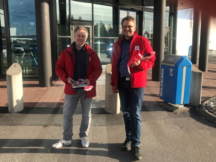På bilden ses när avdelning Västmanland och Örebro har viltvarningskampanj utanför Biltema I Örebro
