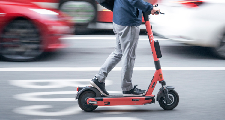 Elsparkcykel på Kungsgatan i Stockholm.