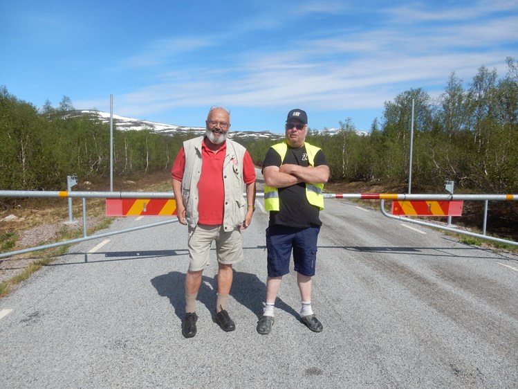 På bilden ses vägombud Stig-Björn Sundell tillsamman med Bertil Fjällström från Klimpjäll som är ansvarig för plogningen av Stekenjokkvägen