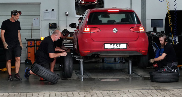 I årets däck test har vi valt ut däck från både premium- och lågpristillverkare. Foto: ADAC