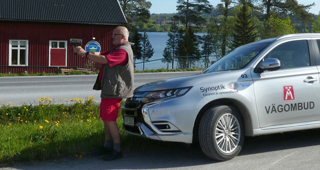 Vägombud Stig-Björn "Sudden" Sundell utför hastighetsmätning.