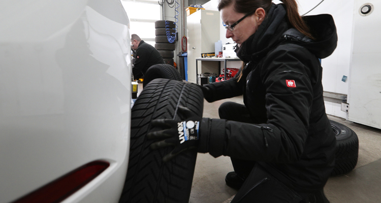 Innan testerna påbörjas körs alla däcken 400 km på torr asfalt för att få en naturlig slitning.