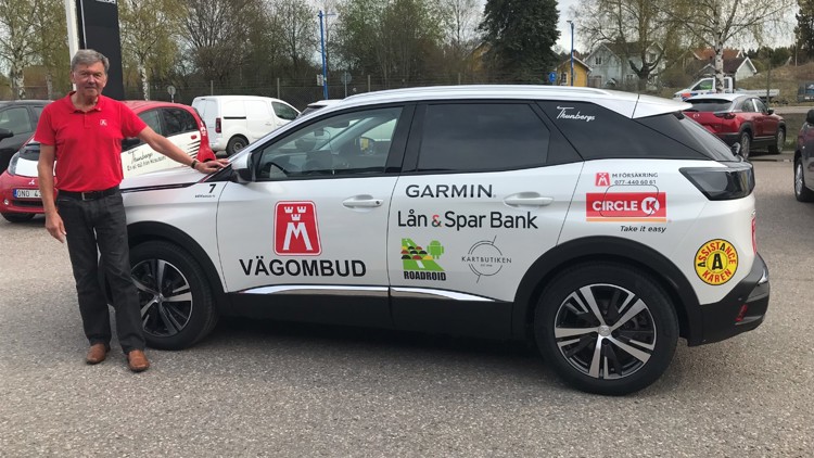 På bilden ses vägombud Lennart Andersson och årets vägombudsbil - Peugeot 3008