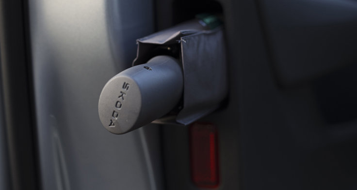 Paraply i dörren i Skoda Superb.