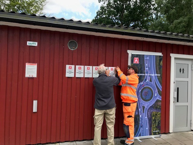 På bilden ses hur Lars-Anders Göransson tillsammans med representant från Ekerödsrasten monterar skylten Länets bästa rastplats 2019