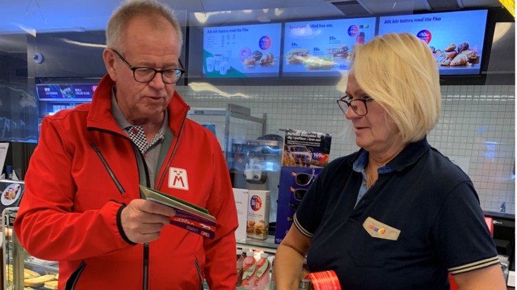 Pär Ericson M-klubb Västerbotten delar ut viltremsor och informationsblad till kunder och personal på en bensinstation i Storuman måndag den 13 september.