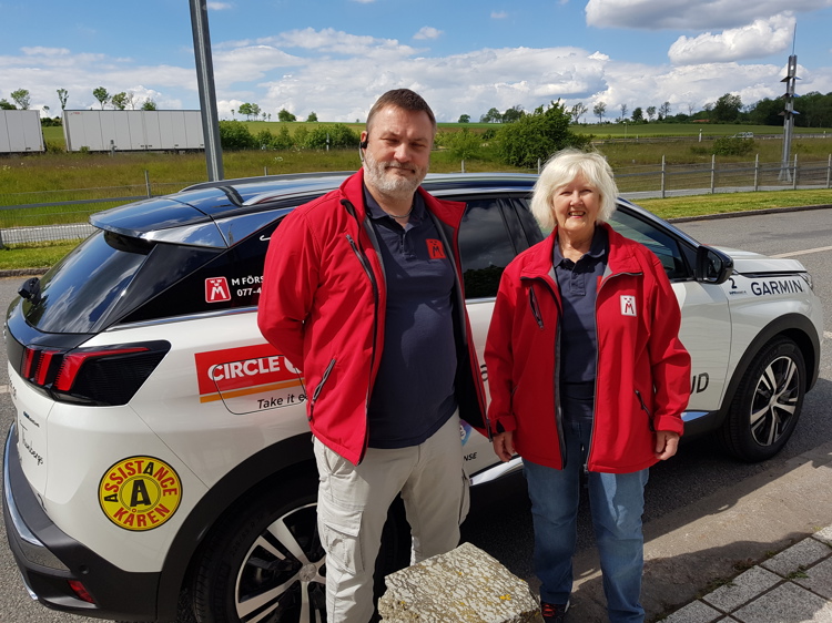 På bilden ses vägombuden Patrik Gustafsson och Ulla-Britt Hagström och årets vägombudsbil - en Peugeot 3008 laddhybrid