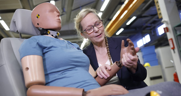 Astrid Linder är professor i trafiksäkerhet vid VTI och ansvarig av forskningsområdet krocksäkerhet och biomekanik.