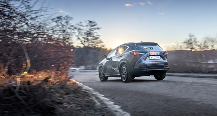 M Sverige testar Lexus NX 450 baksidan