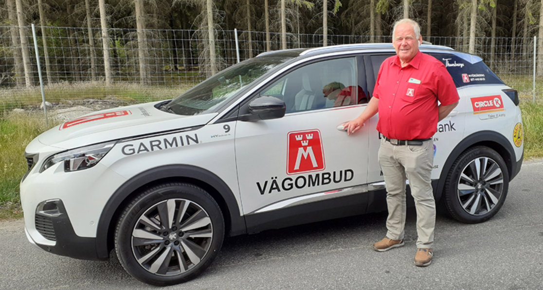 Vägombud Mikael Kullberg och årets vägombudsbil - en Peugeot 3008