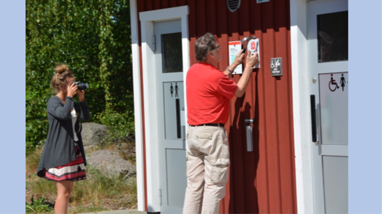 På bilden ses när Västervikstidningen gör reportage om länets bästa rastplats