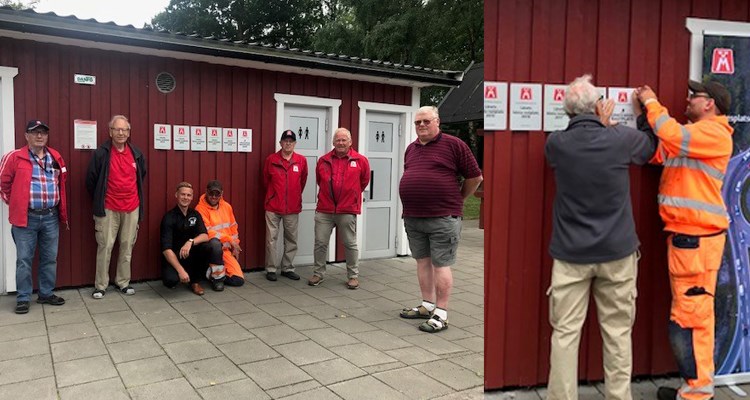 På bilden ses hur Lars-Anders Göransson tillsammans med representant från Ekerödsrasten monterar skylten Länets bästa rastplats 2019