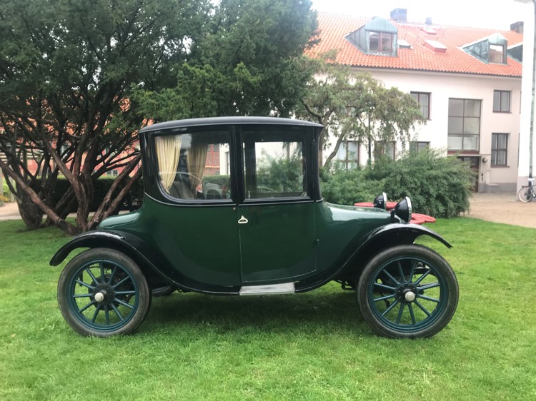 På bilden ses elbilen Milburn Electric från 1919