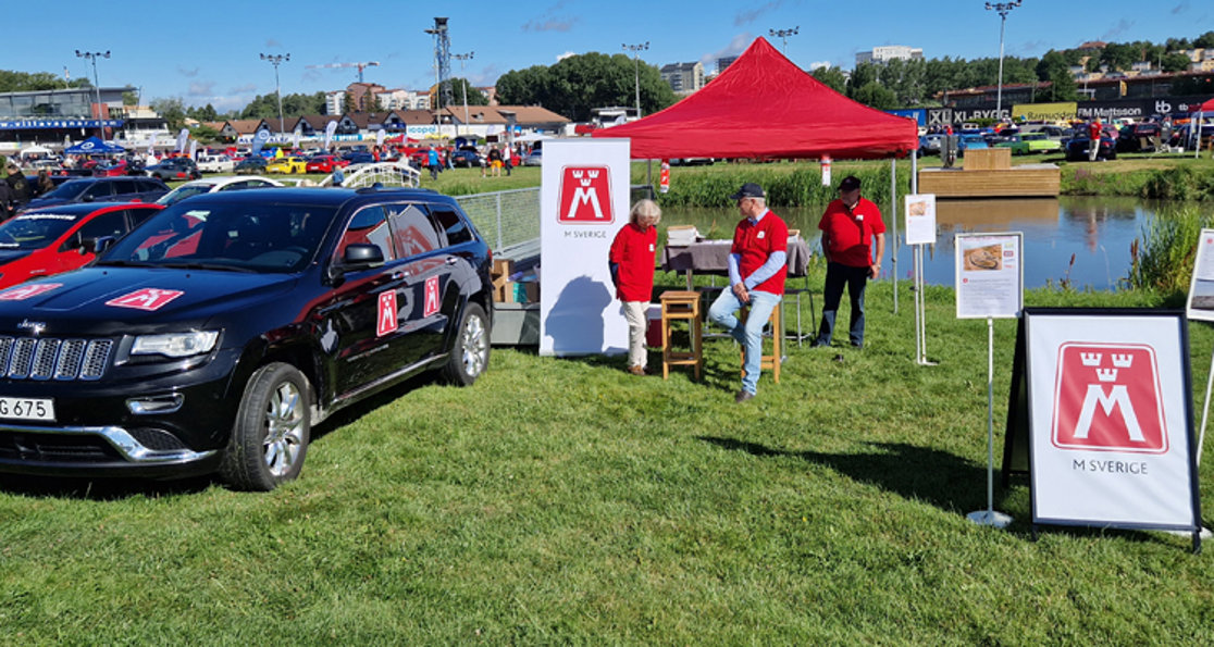 Lördag 6 augusti 2022 Stockholm Car Meet Solvalla Vi i M Sverige lokalklubb Stockholm gjorde nytta för hela M Sverige då de bilanknutna och bilintresserade besökarna kom från hela landet. Det var många intresserade som ville prata om försäkringsfrågor, körkort, bilar, motorer, drivmedelspriser, cykelfrågor, rabatter och mycket annat. Samtidigt informerade vi om kommande trafiksäkerhetsövning den 17:e september.