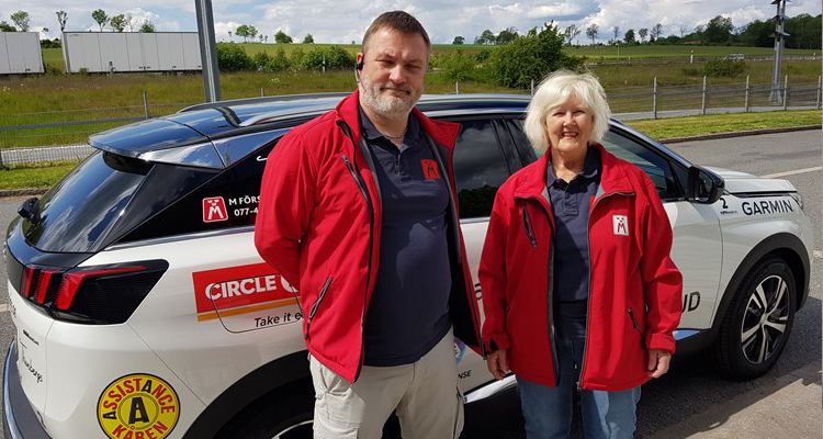 Vägombuden Patrik Gustafsson och Ulla-Britt Hagström och årets vägombudsbil - en Peugeot 3008 laddhybrid