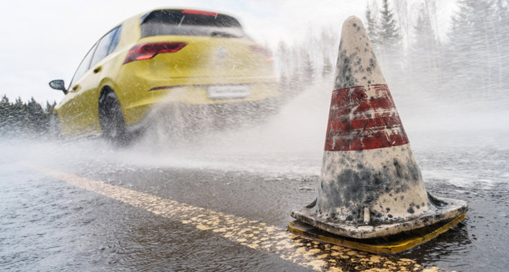 I vinterdäckstestet fick åtta olika modeller, såväl nya som begagnade, visa vad de gick för på is, snö, våt asfalt och torr asfalt.