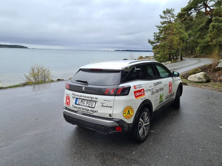 På bilden ses 2020 års vägombudsbil - Peugeot 3008, fotograferad utanför Nynäshamn