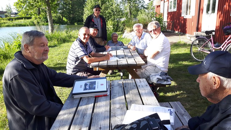 På bilden ses hur lokalklubben har styrelsemöte 11 juni vid Skjulstastugan intill Eskilstunaån
