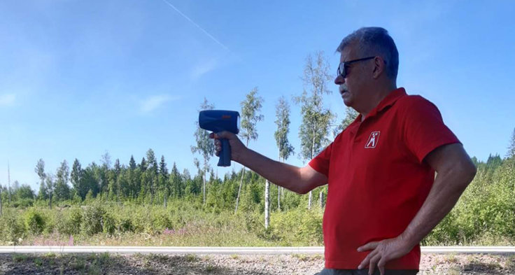 Ordförande Leif Johansson mäter hastighet på icke mötesseparerad väg med hastighetsbegränsning 80 eller 90 km/timme