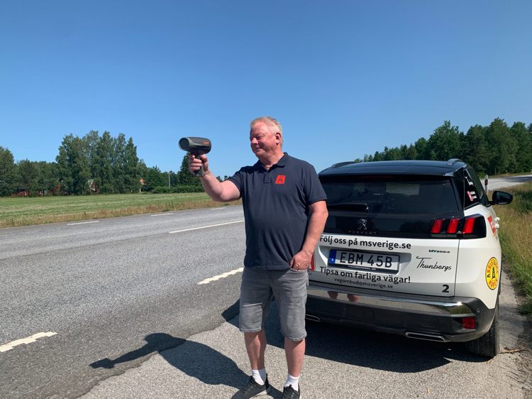På bilden ses Torbjörn Forsell vid hastighetsmätning tung trafik