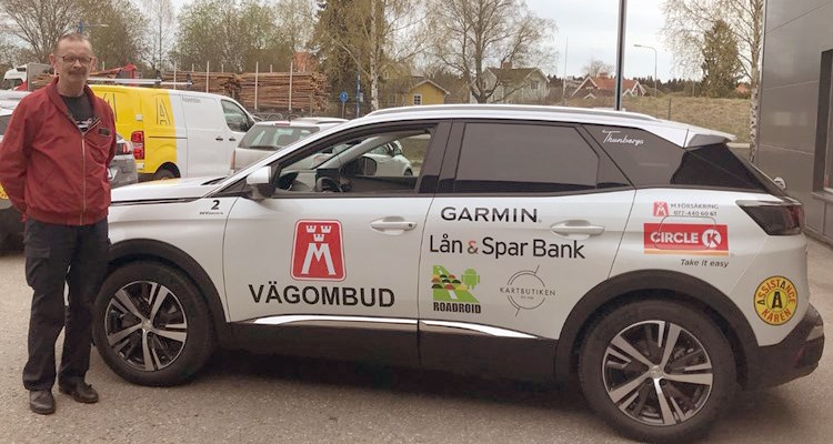 2021 Vägombudsverksamhet. En av klubbens förare, Lars Karlsson, och årets vägombudsbil - Peugeot 3008