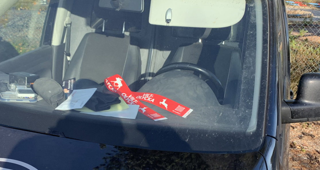 Den här bilisten valde att placera viltremsan väl synlig i rutan som en extra påminnelse om risken för vilt denna årstid