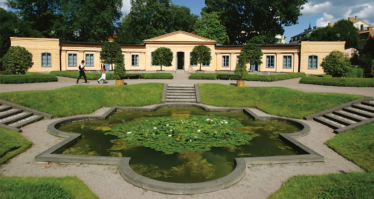 Linnéträdgården är Sveriges äldsta botaniska trädgård.