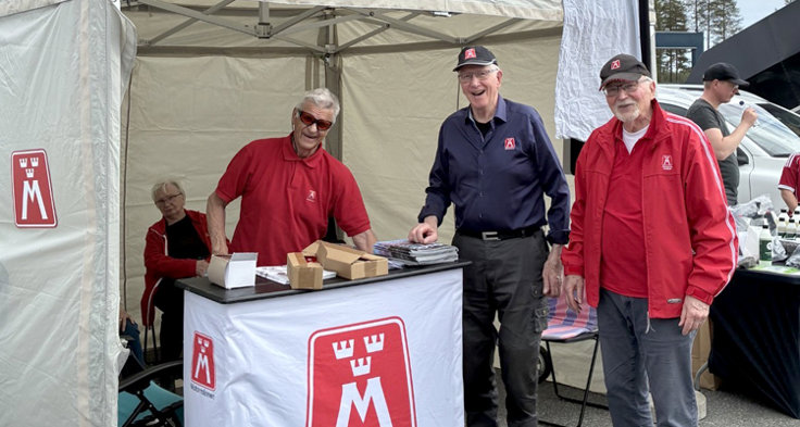 30 maj 2026: Glada miner i montern på Fällfors Motorshow.