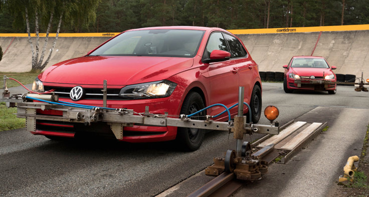 Bromstesterna innebär full inbromsning från 100 km/h fem gånger direkt efter varandra på torrt underlag, både på asfalt och på betong. Detta görs två gånger för alla däck. Foto: ADAC