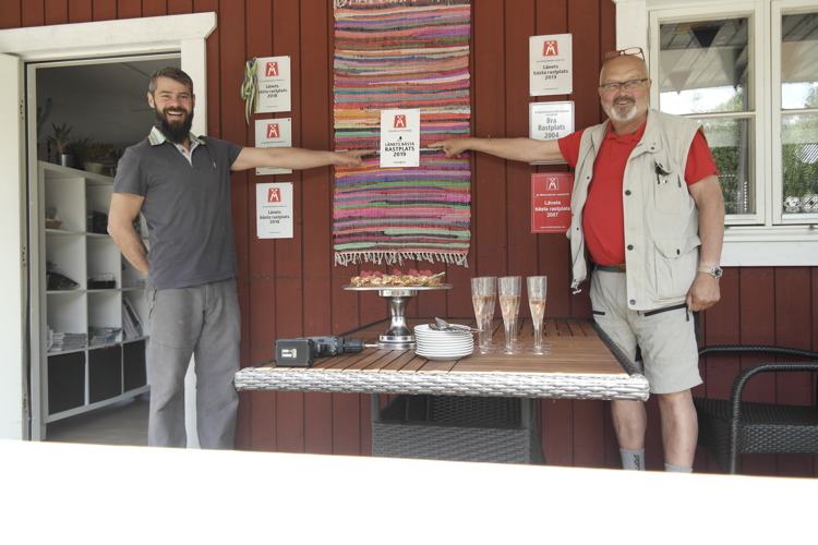 På bilden ses Stig-Björn tillsammans med representant från Gimåns rastplats som blev länets bästa rastplats 2019