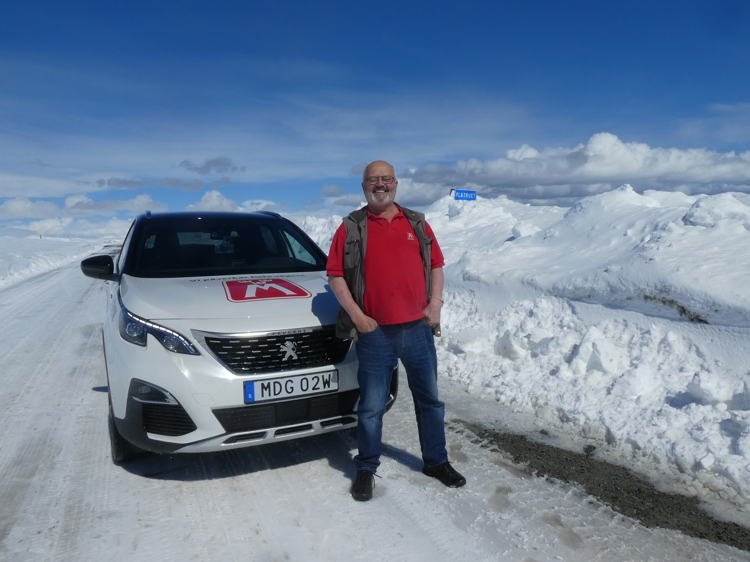 På bilden ses vägombud Stig-Björn "Sudden" Sundell och årets vägombudsbil - en Peugeot 3008