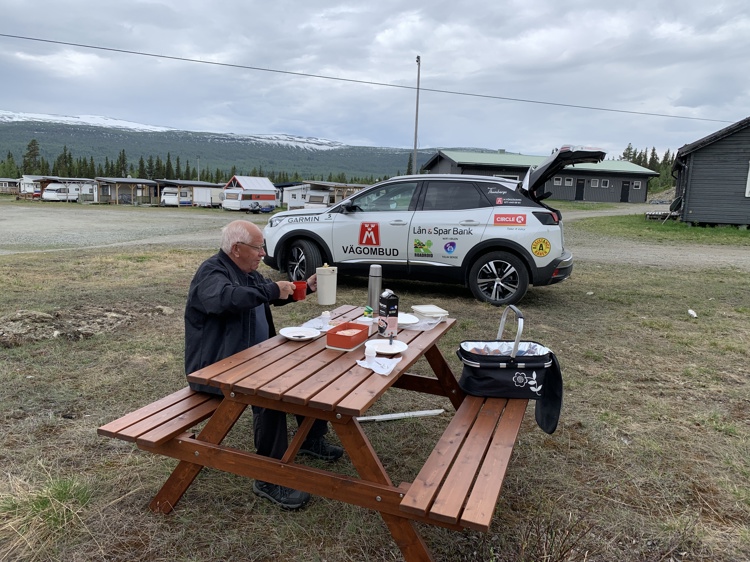 På bilden ses vägombud Kjell Jonsson på lunchpaus i Ammarsnäs