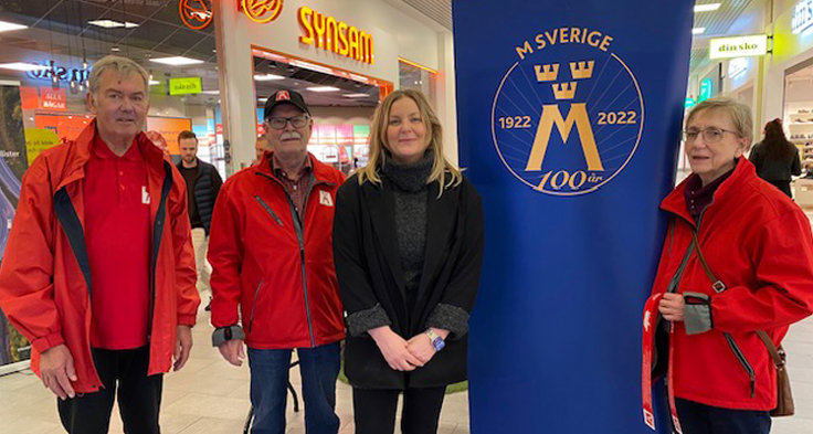 31 oktober 2024: Reflex och viltvarningskampanj i Burlövs center. Från vänster: Lennart Andersson, Roland Hellborg, Malin Eriksson (centrumchef) och Kerstin Hemberg. Fotograf: Carina Nilsson