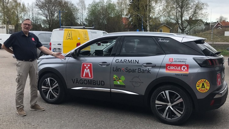 På bilden ses vägombud Bengt-Erik Nilsson och årets vägombudsbil - Peugeot 3008