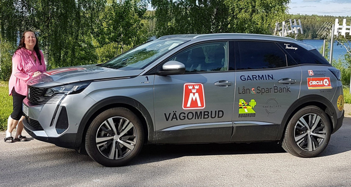 2021: Biträdande vägombud Lotta Blomberg med årets vägombudsbil - Peugeot 3008 vid en rastplatsinspektion.