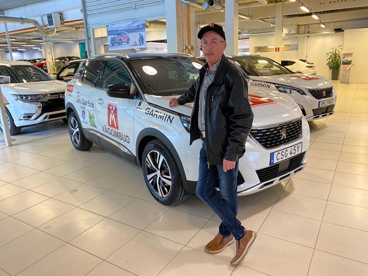 På bilden ses vägombud Hans-Ivar Gjersvold och årets vägombudsbil - en Peugeot 3008