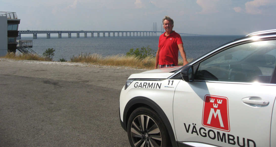 Vägombud Lennart Andersson under en vägkvalitetsmätning med Öresundsbron i bakgrunden