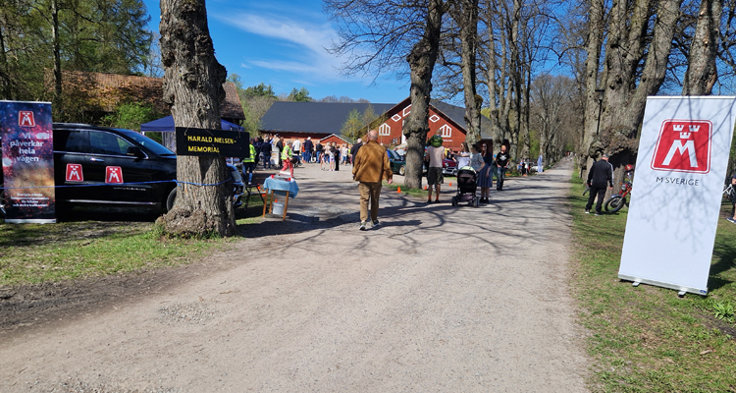 12 maj 2024: Många M vid entrén till veteranmopedrallyt. Foto: Jan Björklund